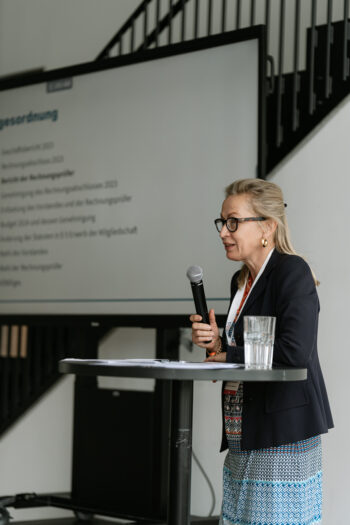 Frau spricht in ein Mikrofon